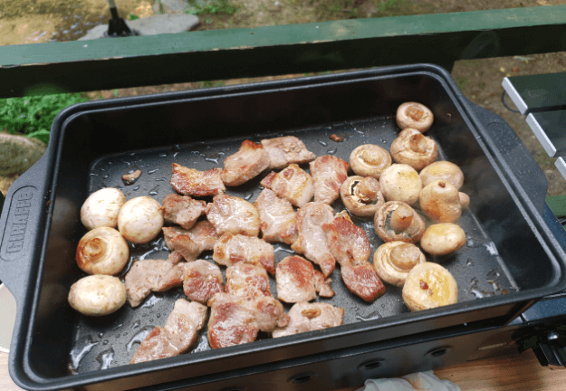 구이바다를 이용해 돼지고기를 구운 사진