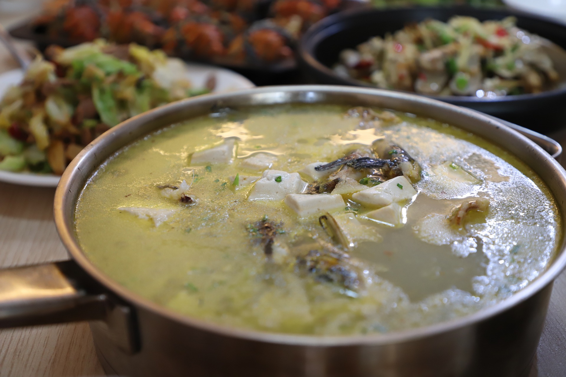 메기를 곰탕처럼 푹 고와 끓인 메기탕 사진 - 소음인(少陰人)에게 맞는 음식