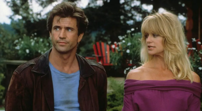 멜깁슨과 골디혼 상반신이 나온 영화 장면 서로 쳐다보고 있음