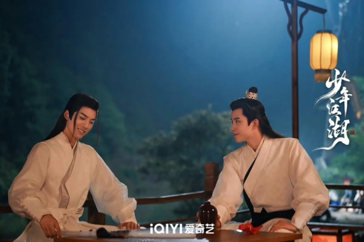 달빛-아래에서-술을-마시고있는-부굉과-모용충