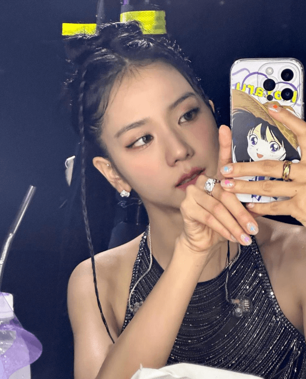 지수가 거울 앞에서 셀카를 찍는 장면