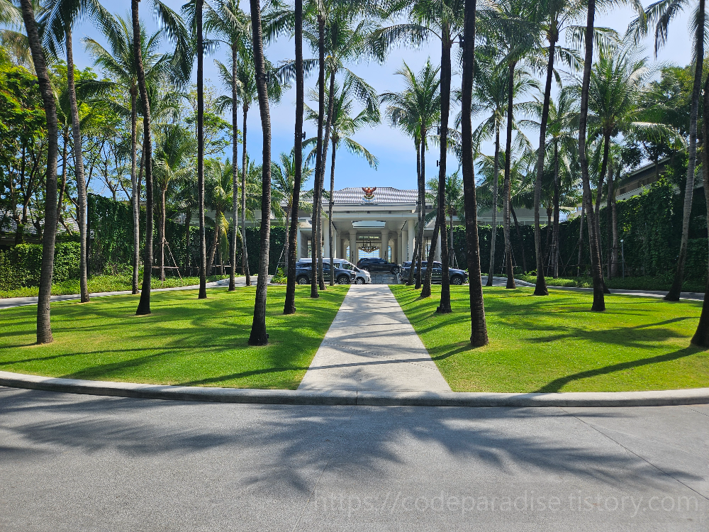 호텔 앞 전경 사진