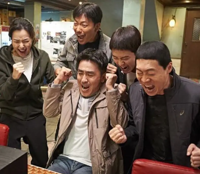 밤에 피는꽃- 극한직업 이하늬 외 남자배우 4명이 기뻐하는 모습