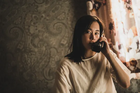 미래의 서연과 통화하는 영숙(전종서)