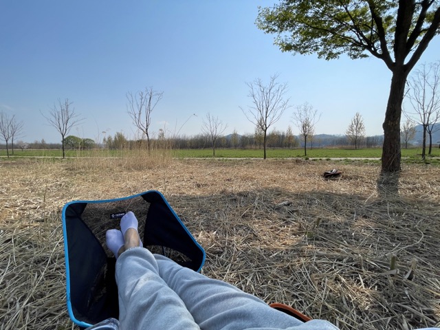 경량-캠핑의자-두개를-맞대어-나무그늘-밑에서-쉬는-모습