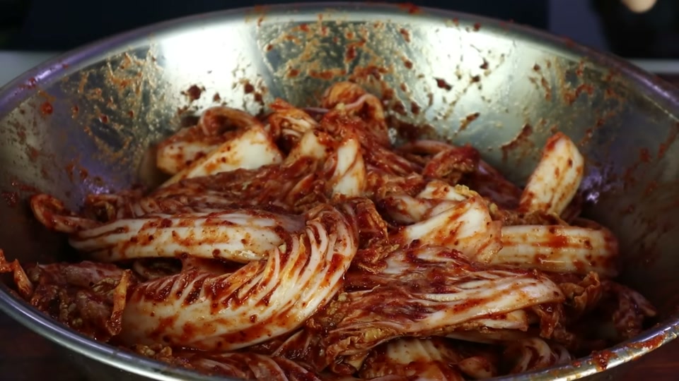 양념에 버무려 완성된 겉절이