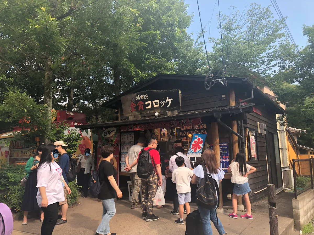 후쿠오카-유후인-디저트-맛집-추천-금상고로케-외관-사람들이-줄-서고-있다