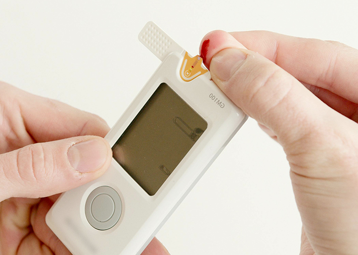 혈당을 체크하는-남성