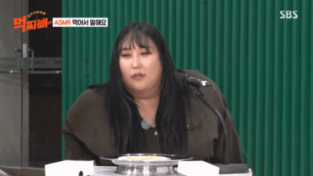 음식앞에 앉아있는 풍자