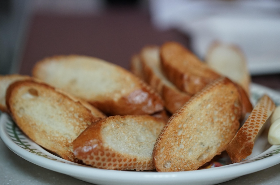 갓 구운 바삭한 바게트 크러스트 이미지