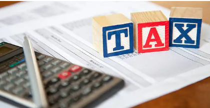 계산기와 세금 서류가 있는 이미지