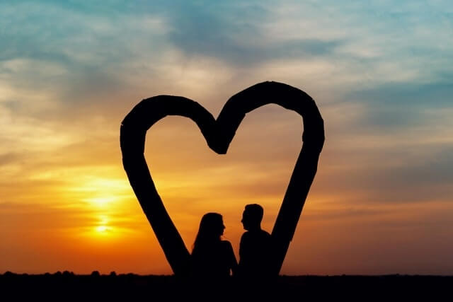 노을을 바라보고 있는 연인 모습