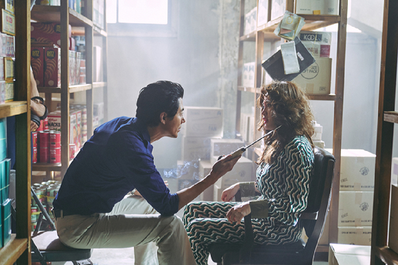 '밀수' 조인성과 김혜수가 권 상사와 조춘자 역으로 열연을 펼치고 있다. [사진=NEW]