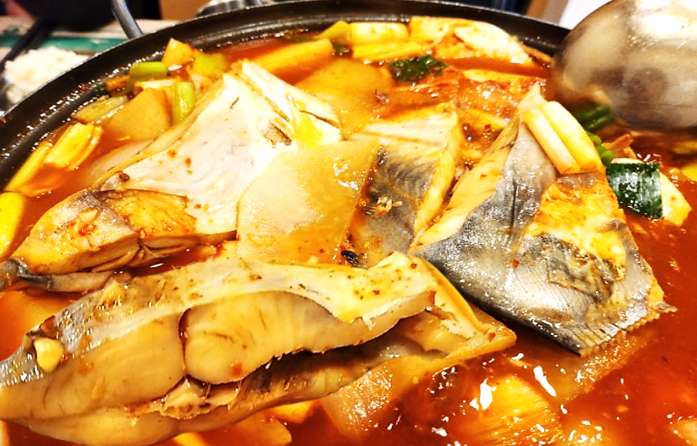 두툼한 살점과 각종 속재료가 푸짐하게 들어 있는 영광 놀부네의 덕자조림 한 냄비