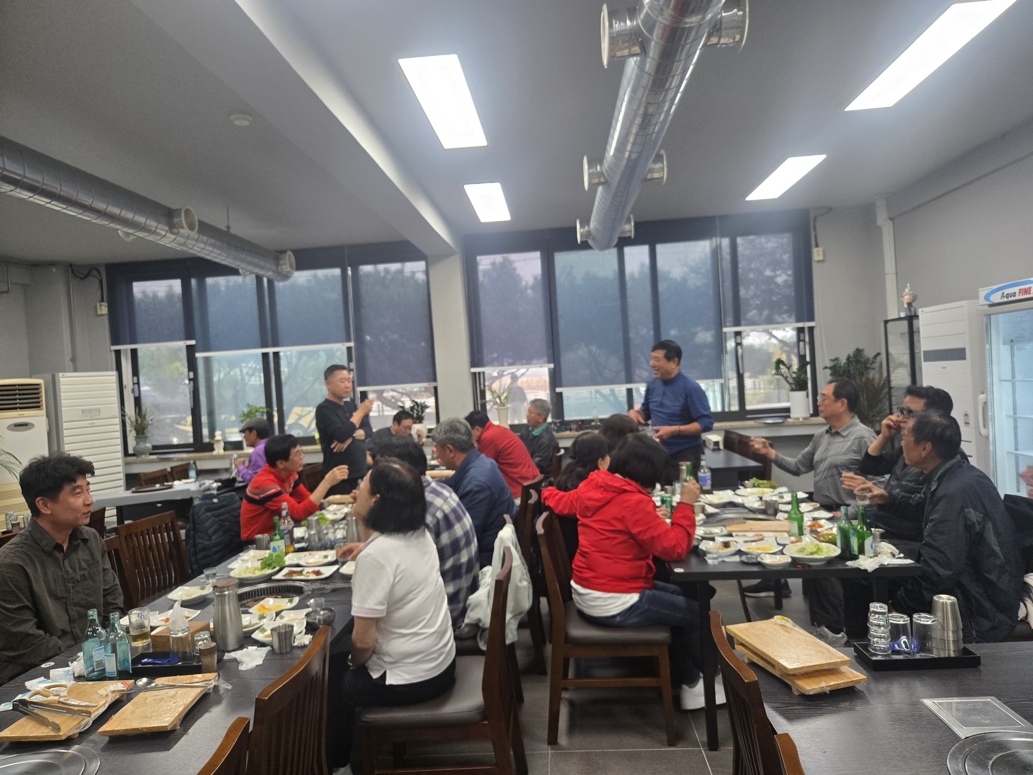 한우를 곁들인 점심식사에 술잔이 오가고&amp;#44; 여기저기서 웃음소리가 들렸습니다.
