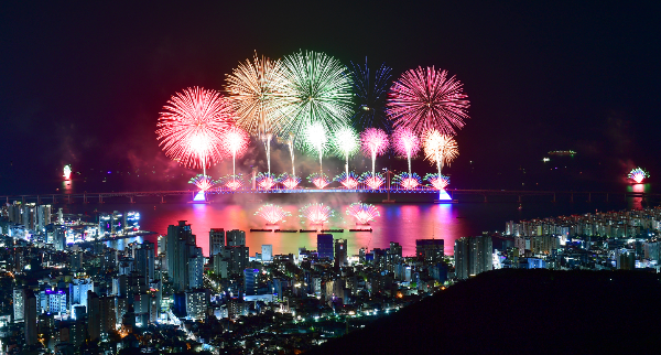 형형색색 불꽃이 터지는 모습