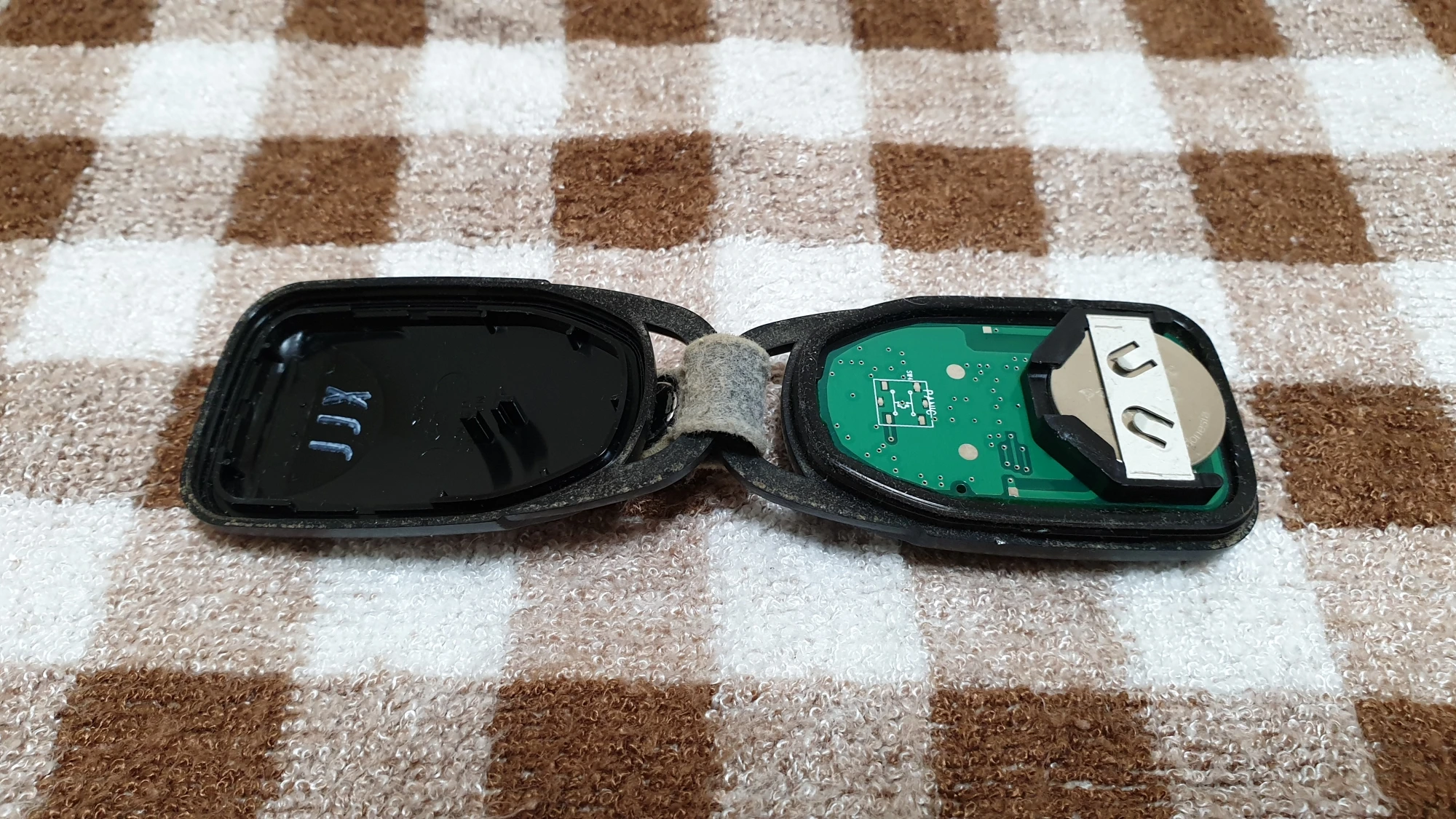 리모컨 덮게 열린 모습