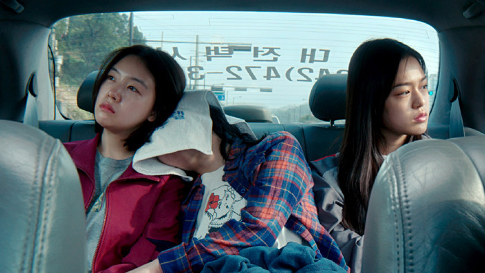 단체로 차타고 이동하는 배우들의 모습