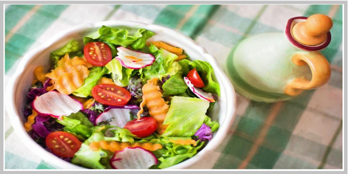 신선한 채소 샐러드와 올리브유 병이 함께 있는 건강 식단 이미지