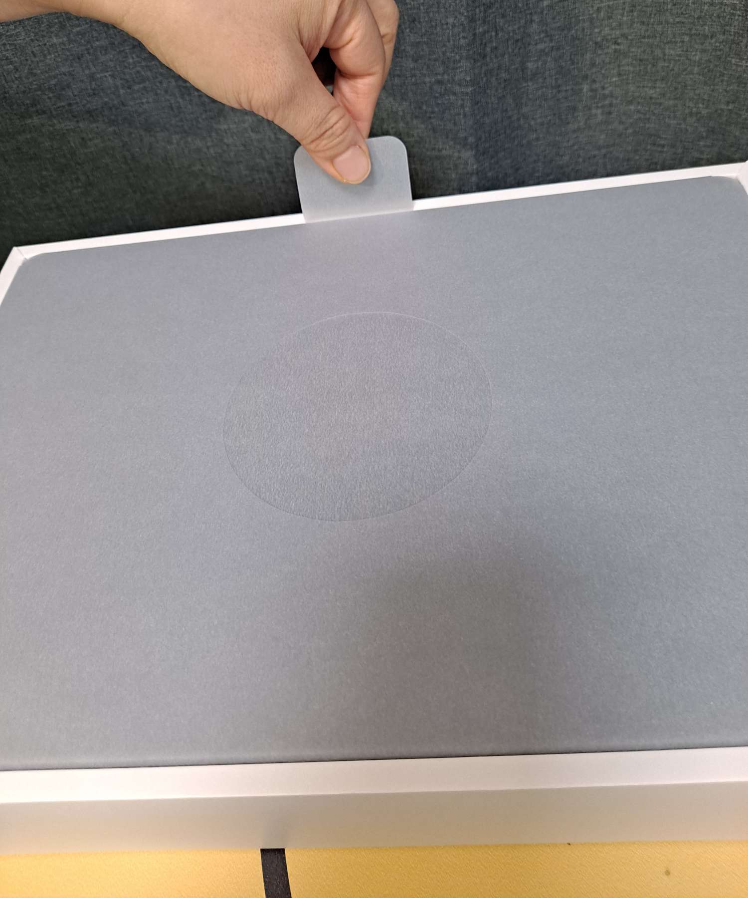 맥북 본체 꺼내는 중