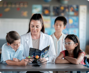 우주 사진을 통해 과학적 호기심이 커지는 교육 장면