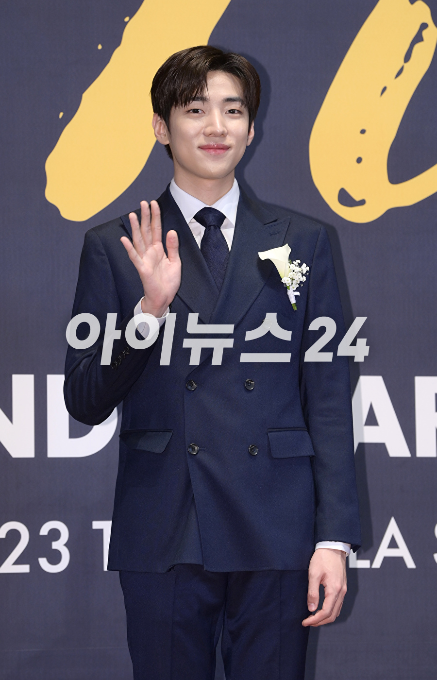 DKZ 재찬이 17일 오전 서울 중구 장충동 신라호텔 다이너스티홀에서 열린 &#39;2023 대한민국 퍼스트브랜드 대상&#39; 포토월 행사에 라이브스트리밍쇼DJ 수상자로 참석하고 있다. [사진=정소희 기자]