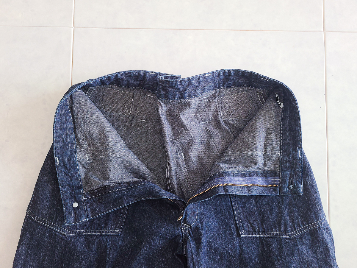 편하고 루즈한 핏의 팬츠입니다