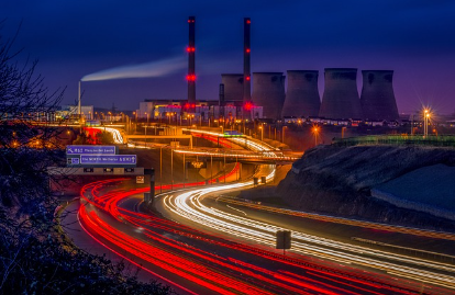 고속도로 통행료 미납조회 및 납부방법과 관련된 한밤 중 고속도로에 차들이 지나가고 있는 사진