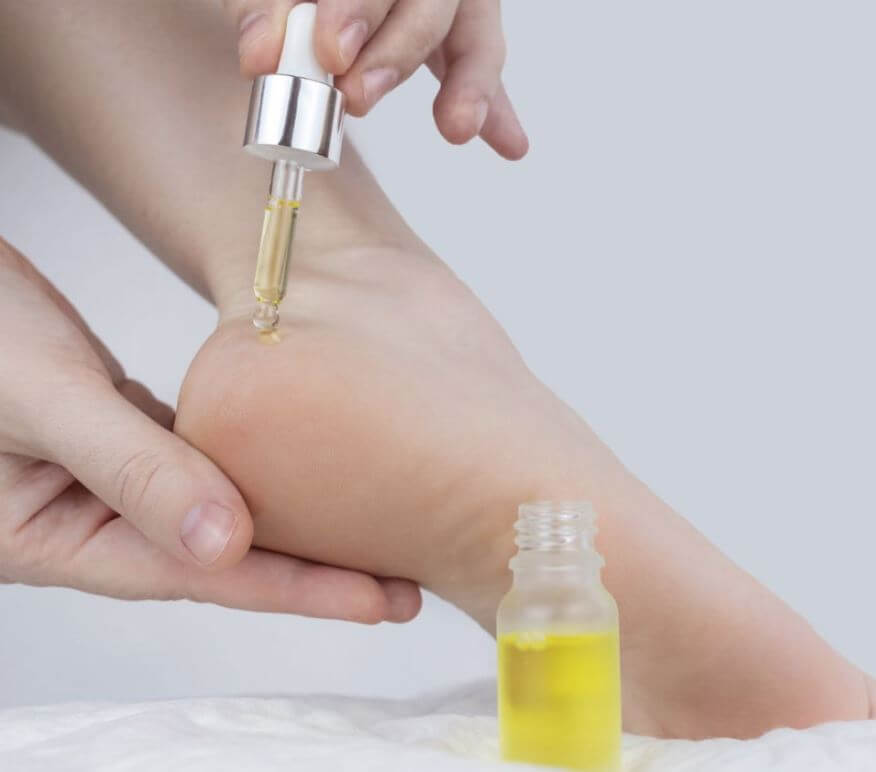 발바닥에 오일을 바르는 모습