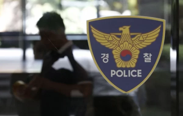 20대 남성 2명이 승용차 안에서 극단적 선택을 시도한 가운데 이들 중 1명이 차량 소유주인 20대 여성을 살해한 혐의로 경찰에 붙잡혔다. 사진은 경찰 마크. [연합]