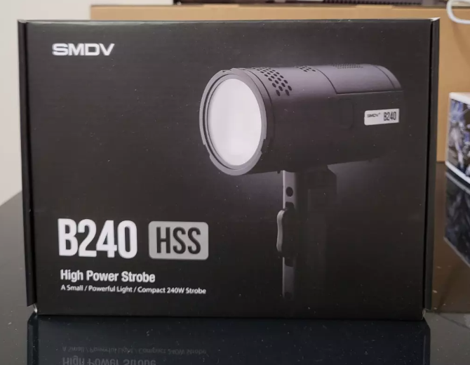 SMDV사에서-출시한-B240-순간광-조명을-보여주는-사진