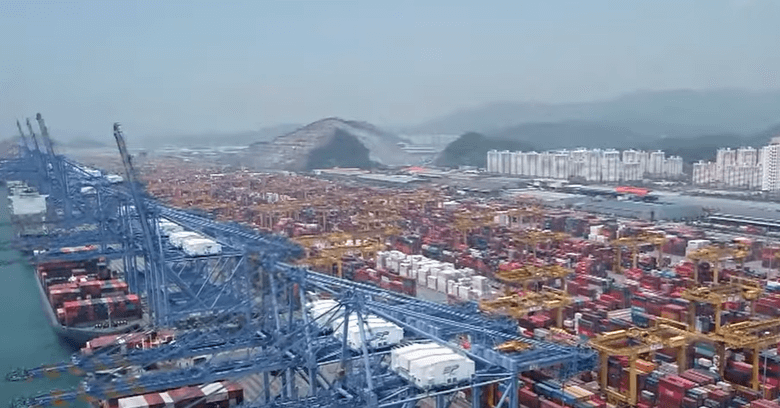 항구에 컨테이너가 가득 차있는 장면