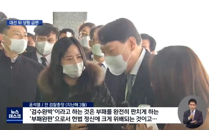여기자의 질문을 받고 있는 장면