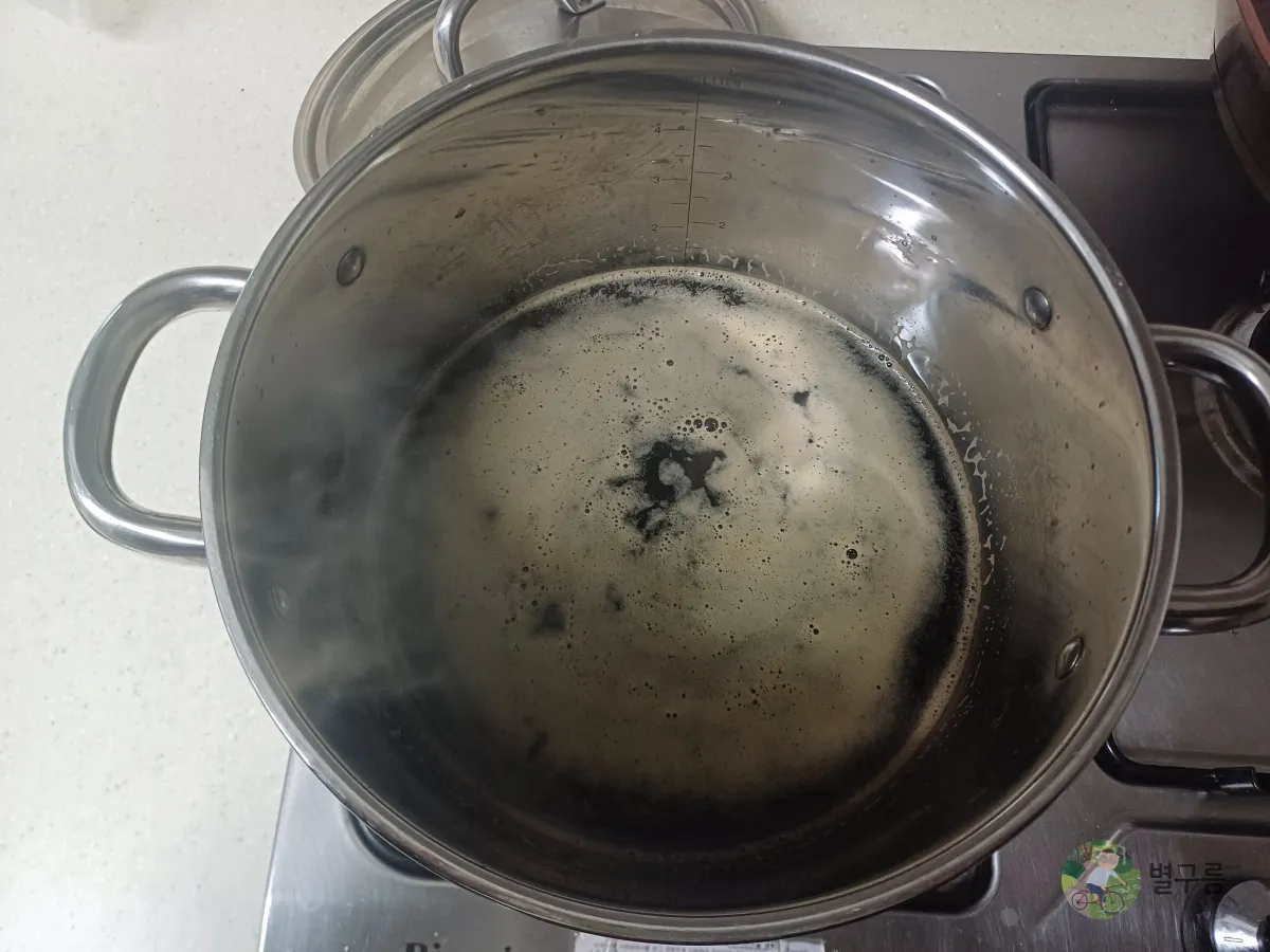 냄비에-간장을-끓이고-있다