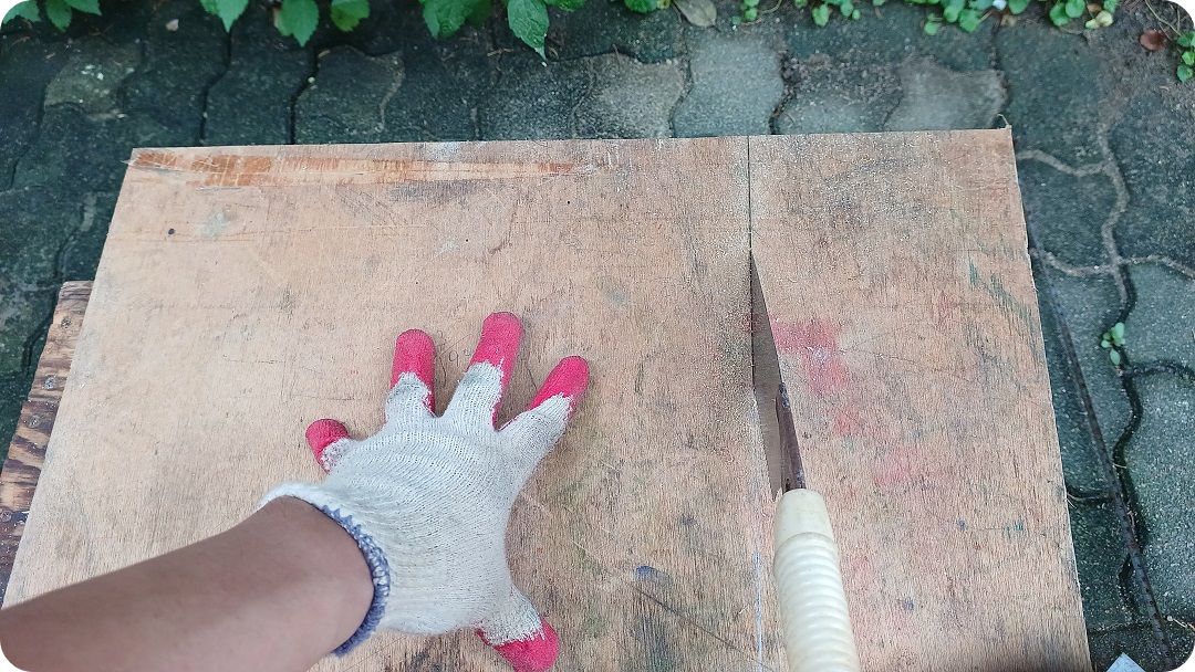 합판을-재단하는-모습