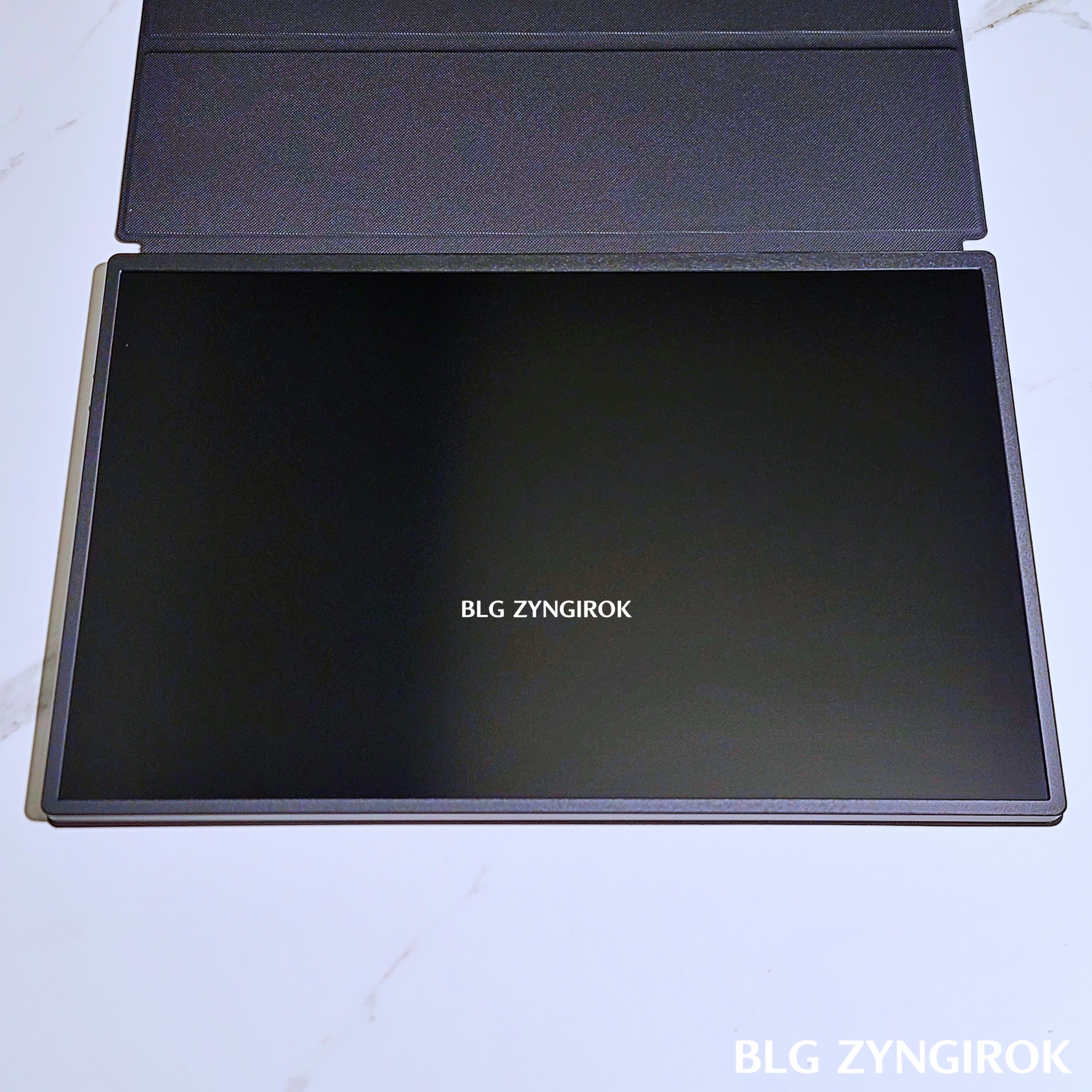 액정 보호 필름을 제거한 카멜 휴대용 모니터 모습이다.