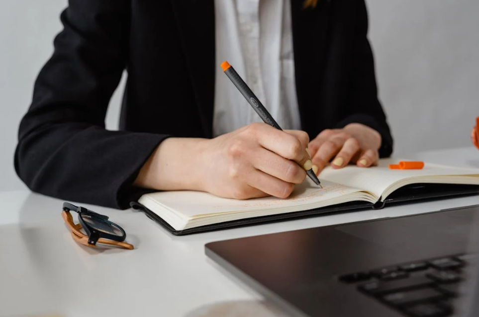 일하는 여성의 손