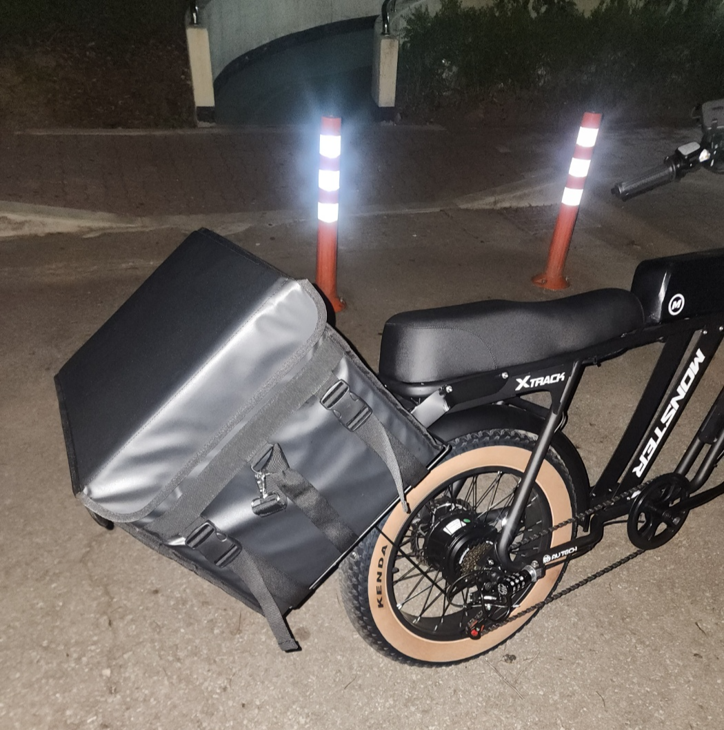 배달 도중 짐받이가 무너진 AU테크 몬스터 전기자전거의 실제 상황. 가방이 한쪽으로 심하게 쏠려 있는 모습.