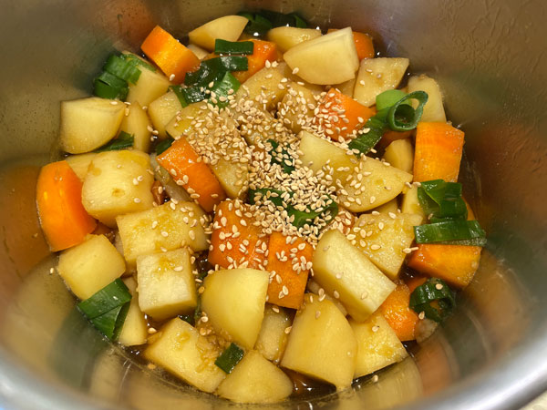 감자조림 맛있게 만드는법 - 감자 다 익으면 대파, 참기름, 깨소금으로 마무리