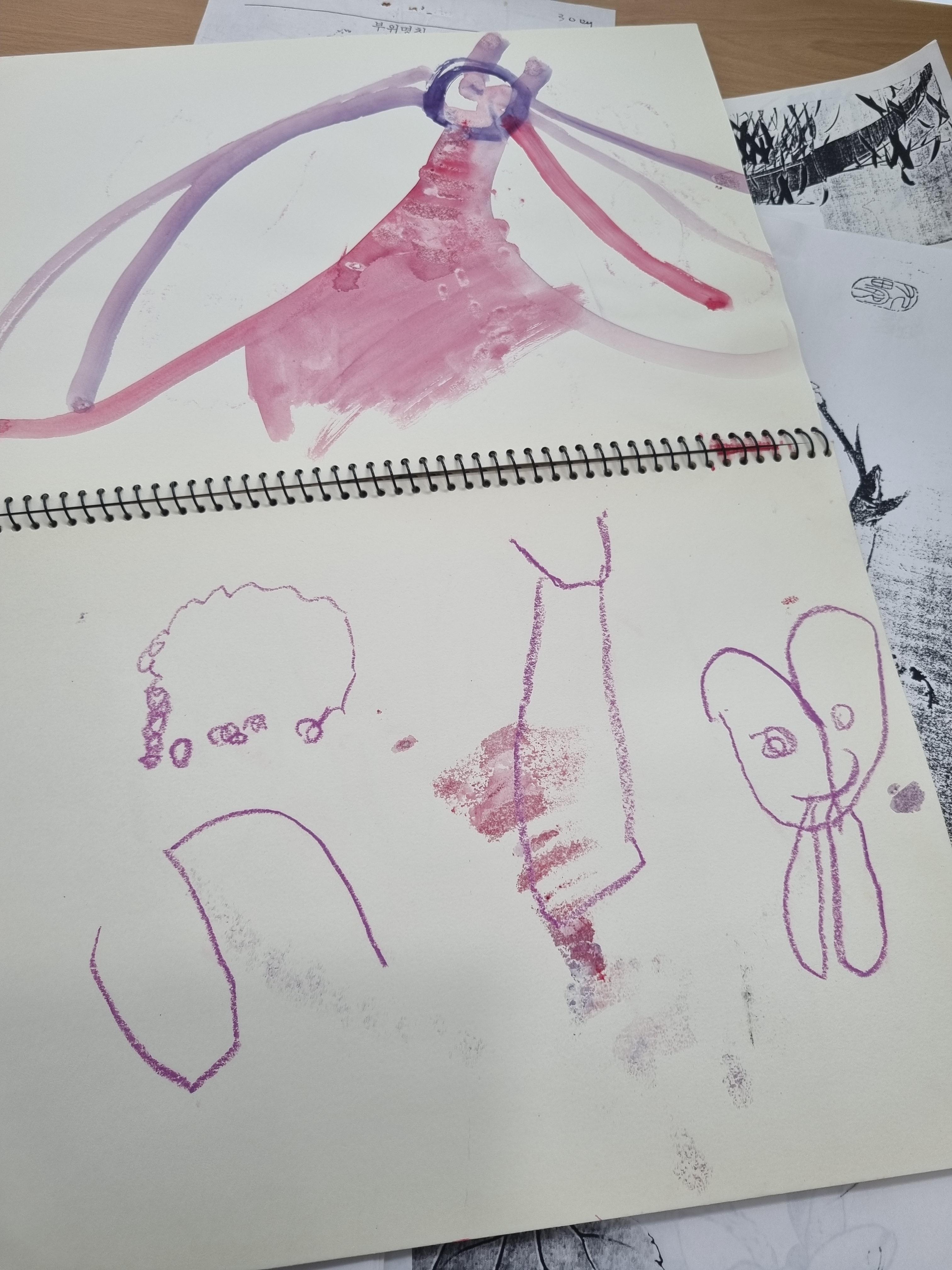 딸 아이의 아이 때 그림: 아마도 긴 머리를 양쪽으로 묶은, 긴 치마를 입은 공주를 그린 듯.