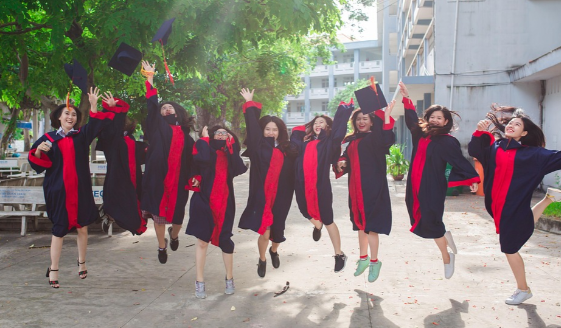 졸업하는 학생 사진