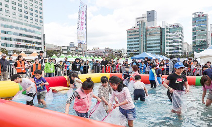 광안리 어방 축제(맨손으로 활어 잡기)