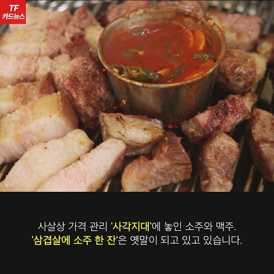 즐거운 술자리 후 남은 빈 병들