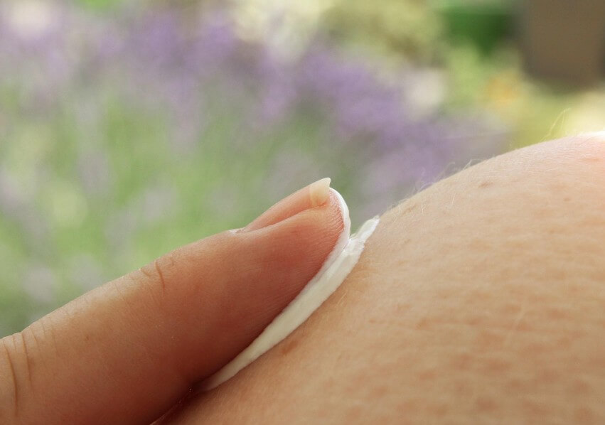 피부에 보습제를 바르는 여성