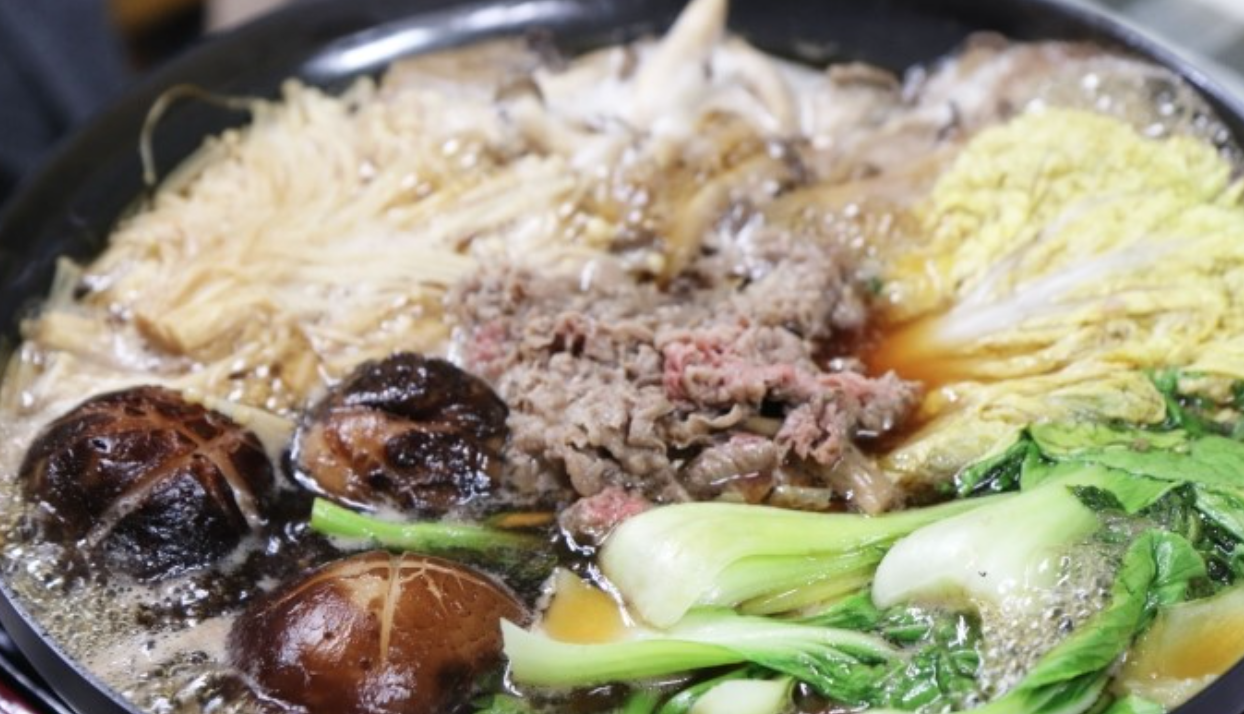 버섯과 각종 야채가 들어간 샤브샤브