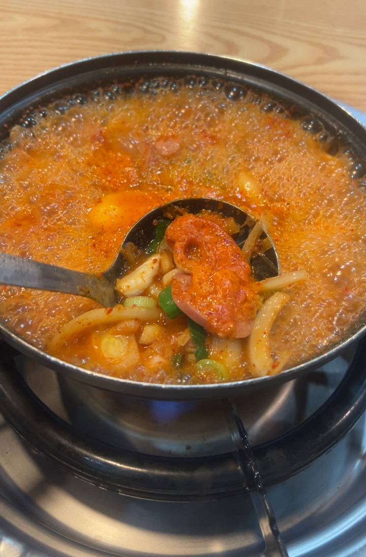 팔팔-끓는-부대찌개