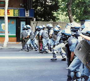 백골단&amp;#44; 강경대 열사&amp;#44; 김정현&amp;#44; 윤석열 대통령&amp;#44; 체포영장&amp;#44; 반공청년단&amp;#44; 민주화 운동&amp;#44; 시위 진압&amp;#44; 국민의힘&amp;#44; 정치 논란&amp;#44; 역사적 상처