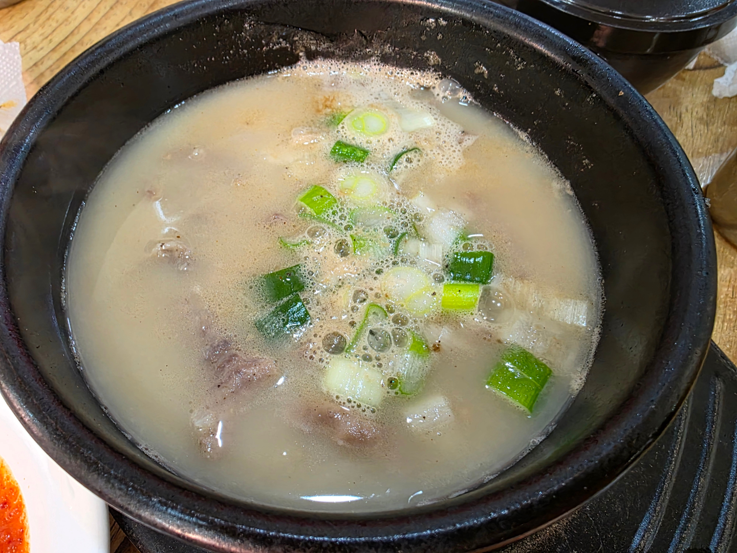 서비스로 제공해준 순대국물을 보여주는 이미지