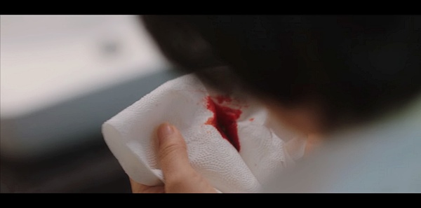 휴지에 묻은-피를-보게되는-정숙