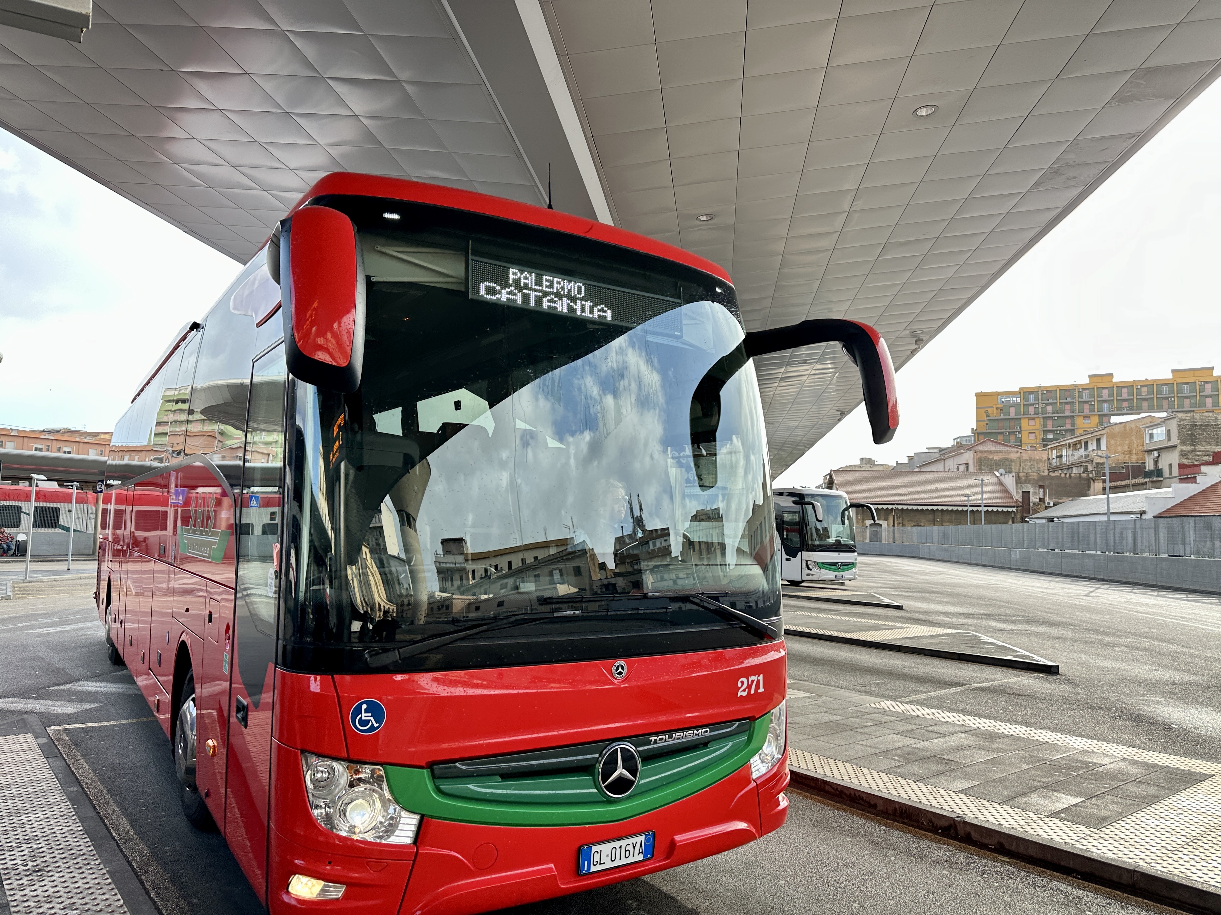 카타니아행 빨간버스